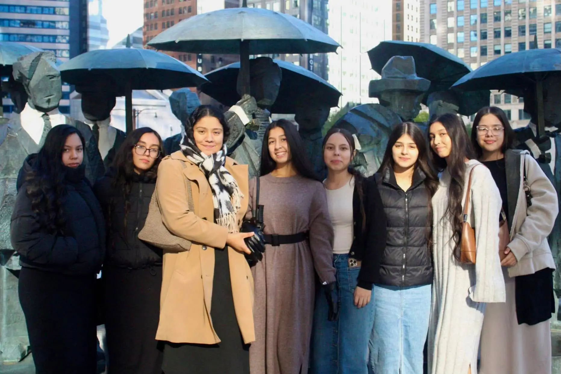 Grupo de jóvenes de la iglesia Firstborn Ministerios de Rockford, IL, durante una visita a Chicago.