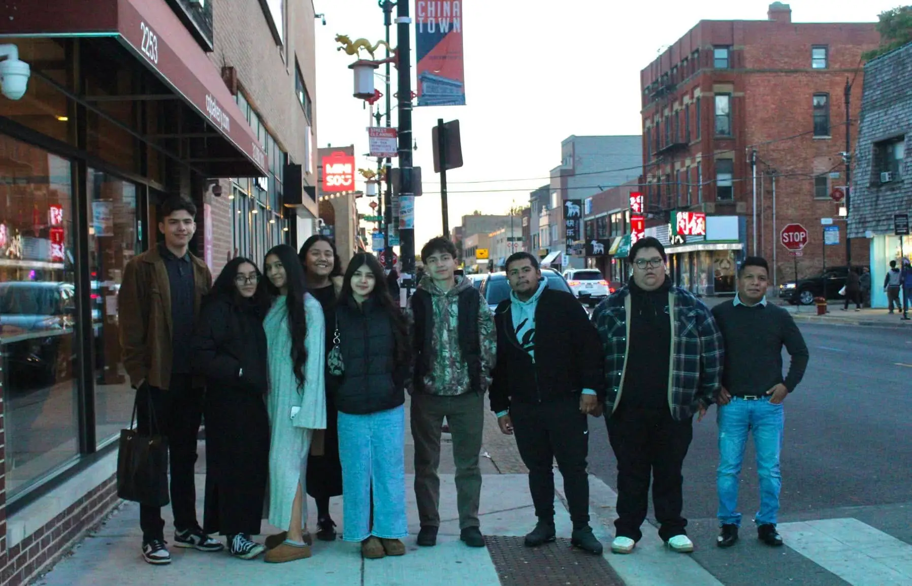 Grupo de jóvenes y adultos de la iglesia Firstborn Ministerios de Rockford, IL, visitando Chinatown en Chicago