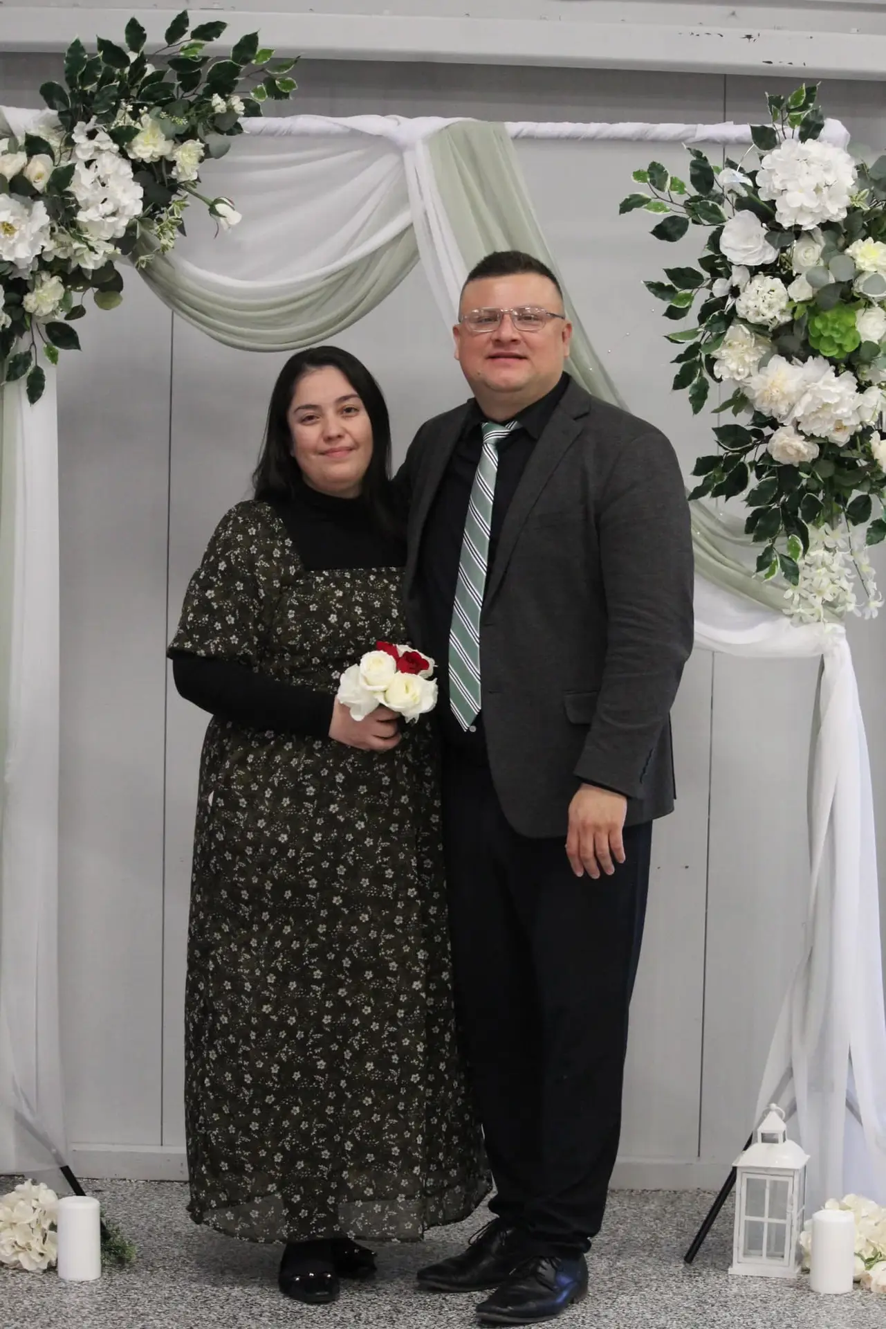 El pastor y su esposa de la iglesia Firstborn Ministerios en Rockford, IL, en un evento especial, reflejando unidad y compromiso con la comunidad cristiana.