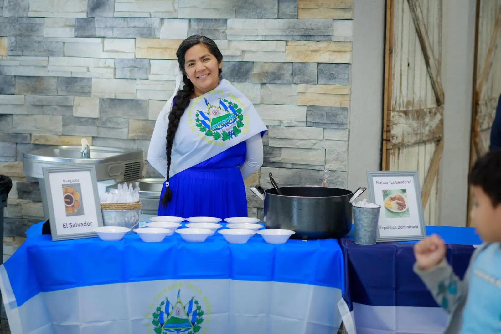 Convivio en la iglesia Firstborn Ministerios en Rockford, IL, con comida tradicional de El Salvador y República Dominicana, celebrando la diversidad cultural