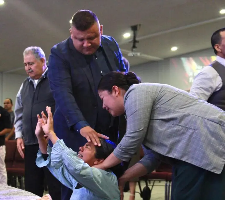 Momento de oración y ministración en la iglesia Firstborn Ministerios en Rockford, IL, con fieles recibiendo sanidad y bendición